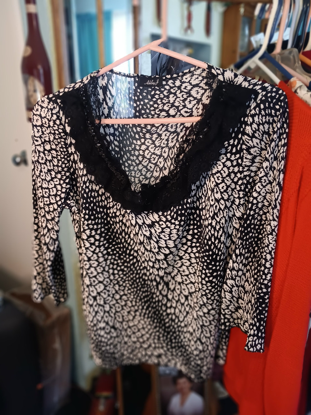 Ashley Judd Black and White Patterned V-Neck Blouse with Lace Trim